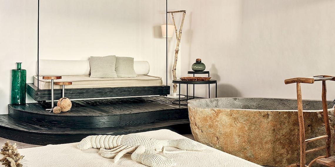 Schlafzimmer im Myconian Utopia Resort mit einem Bett, einer Badewanne und Wohnaccessoires.