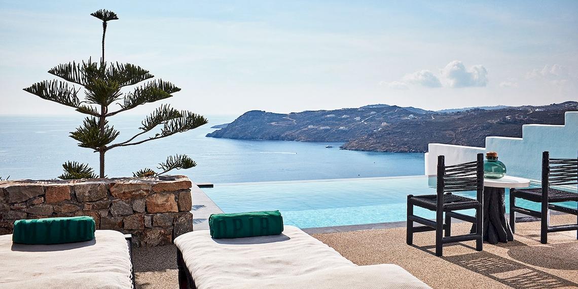 Terrasse des Myconian Utopia Resorts mit Pool und Meerblick.