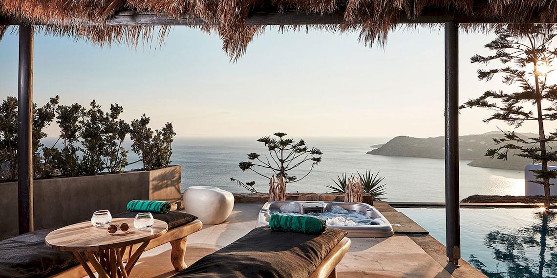 Ausblick auf das Meer vom Myconian Utopia Resort mit Jacuzzi und Loungebereich.