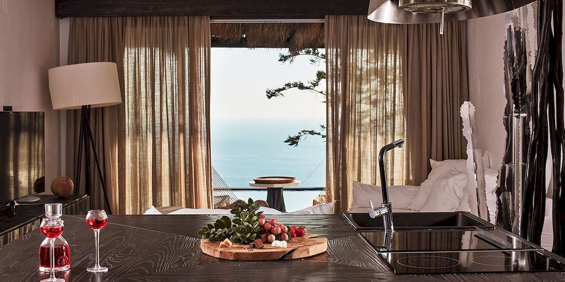 Küche im Myconian Utopia Resort mit Blick auf das Meer und Obst auf dem Tisch