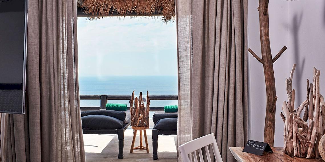 Ausblick auf das Meer von einem Hotelzimmer im Myconian Utopia Resort.