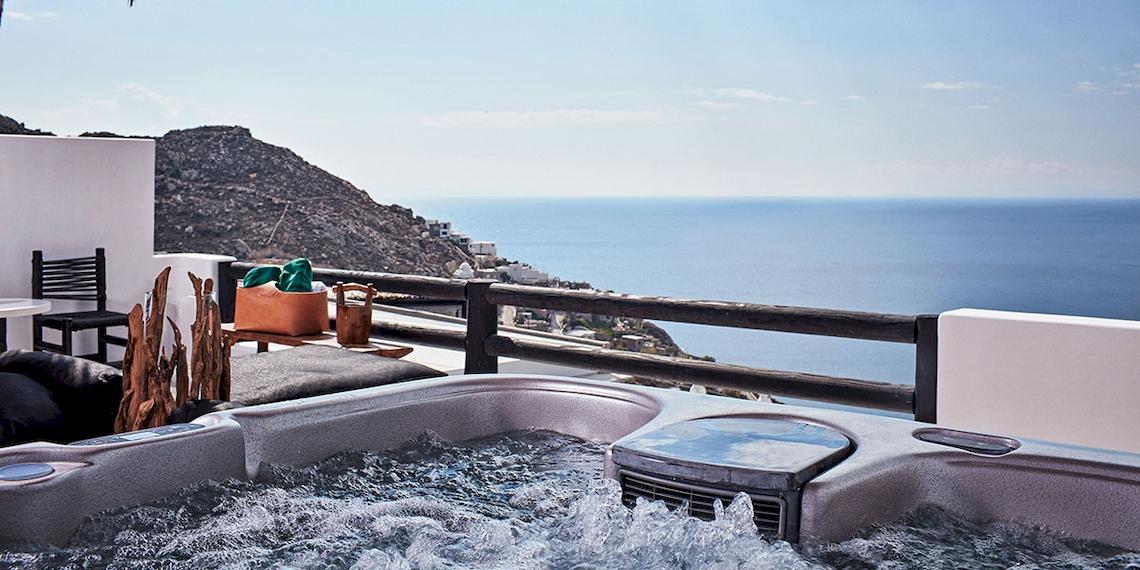 Terrasse des Myconian Utopia Resorts mit Whirlpool und Meerblick