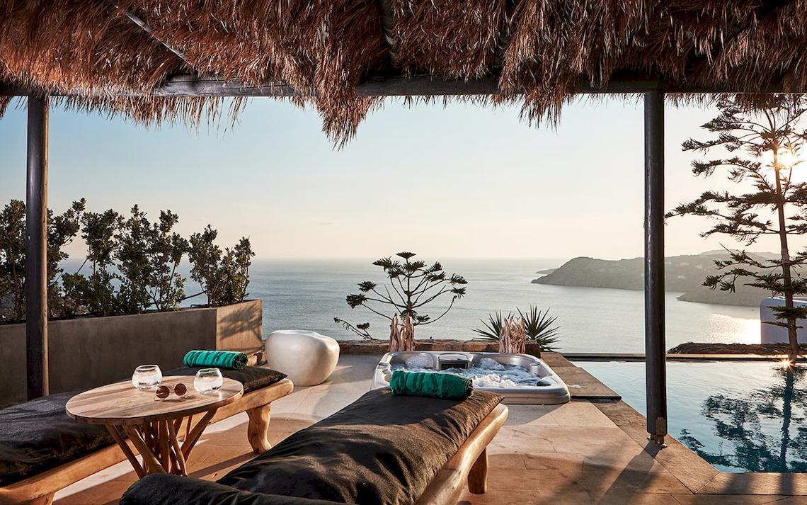 Terrasse des Myconian Utopia Resorts mit Blick auf das Meer