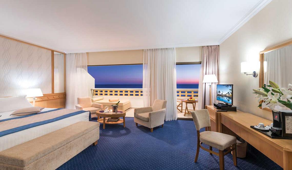 Suite im Athena Royal Beach Hotel mit Blick auf das Meer
