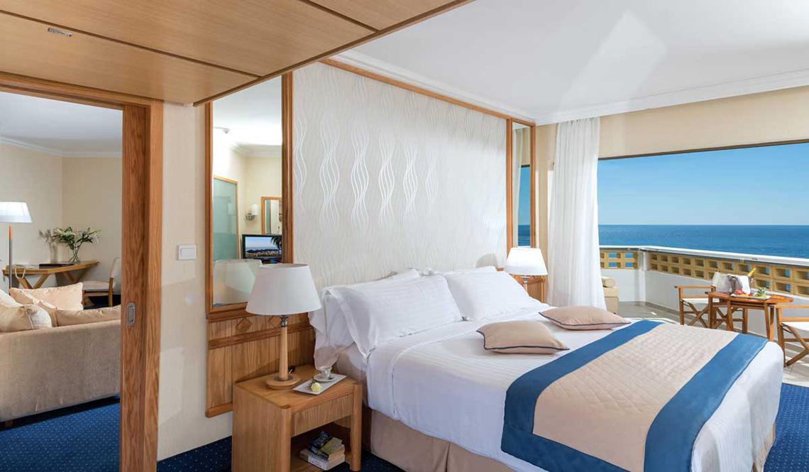 Zimmer im Athena Royal Beach Hotel mit Blick auf das Meer.