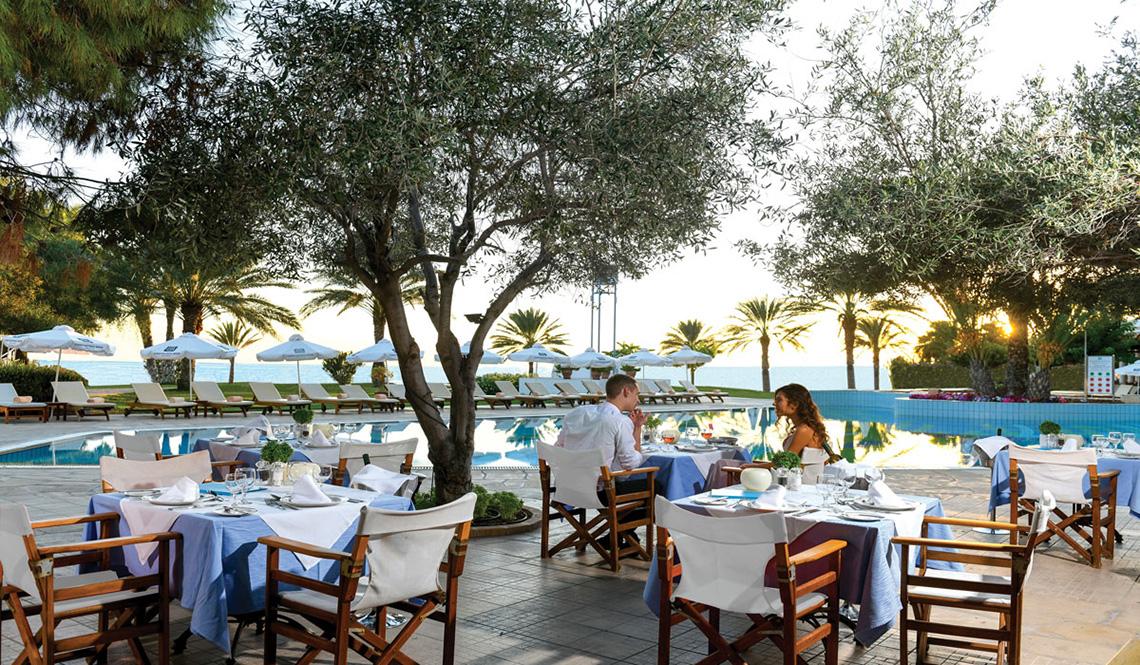 Restaurant des Athena Royal Beach Hotel mit Blick auf den Pool