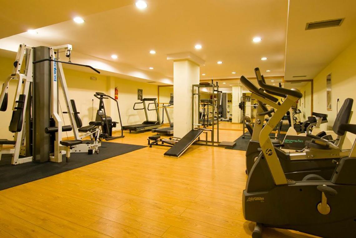 Fitnessbereich des Platanista Hotels mit verschiedenen Trainingsgeräten und Geräten.