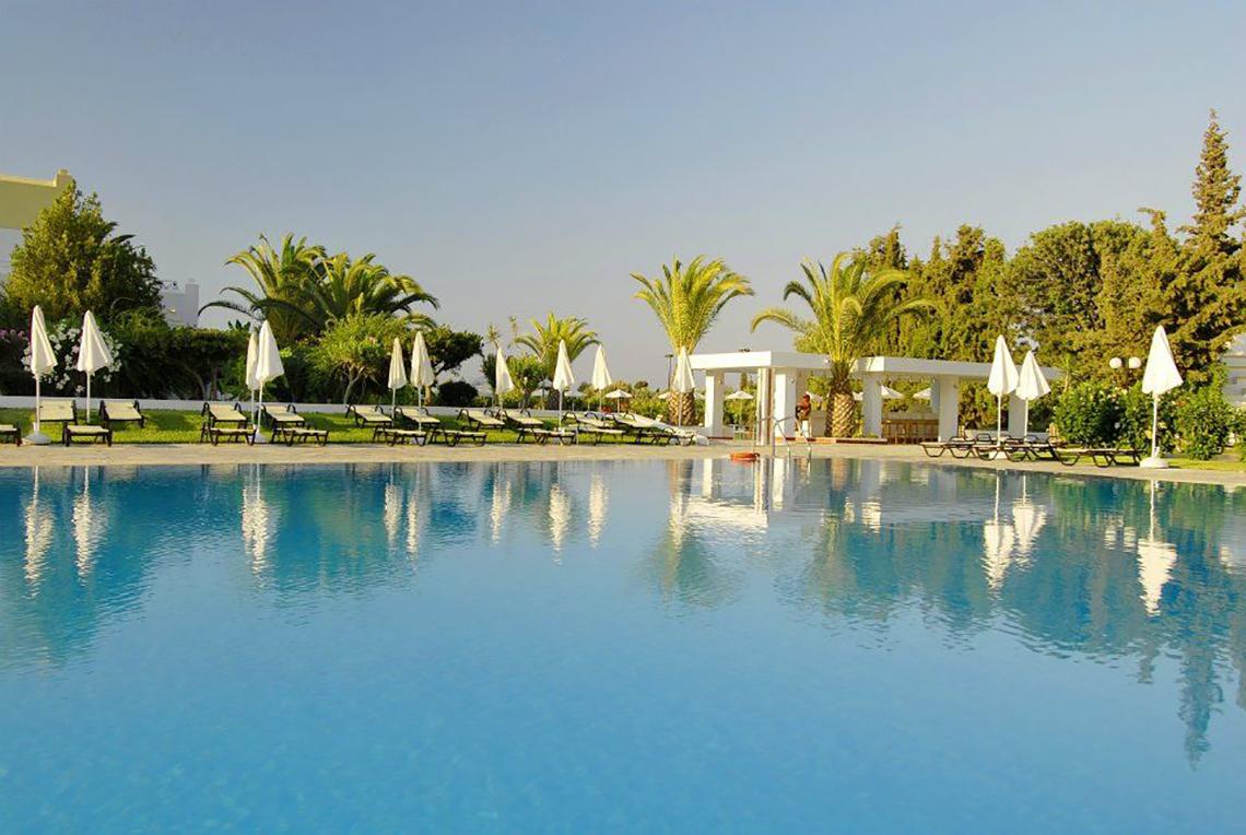 Außenbereich des Platanista Hotels mit Swimmingpool und Liegestühlen unter Schirmen