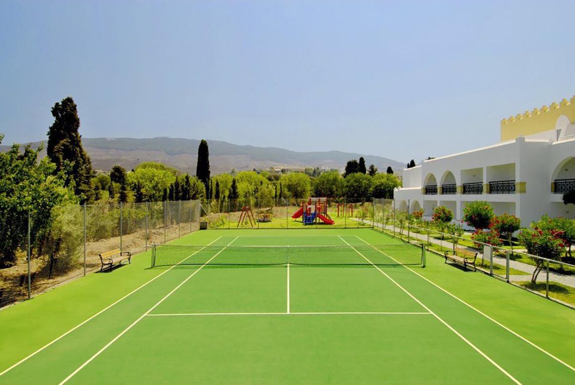 Tennisplatz des Platanista Hotels mit Spielplatz im Hintergrund