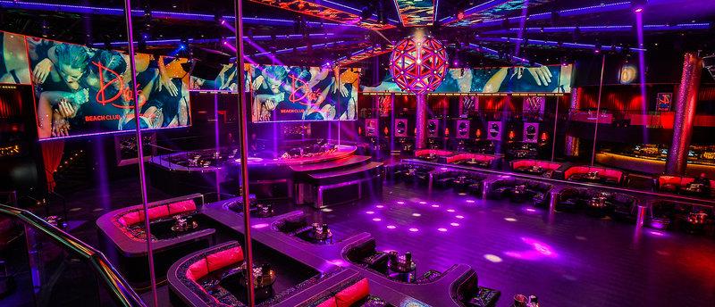 Die Disco im Cromwell Las Vegas Hotel & Casino mit lila und roten Lichtern und großen Bildschirmen.