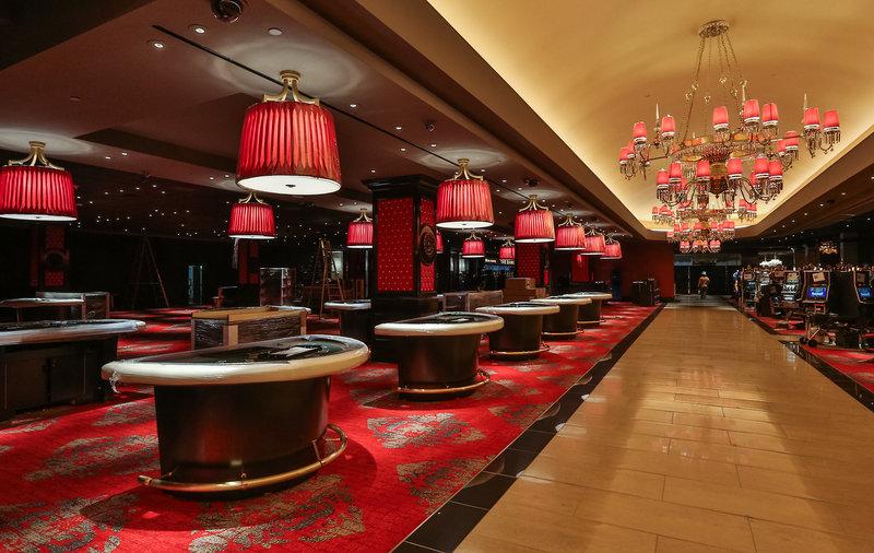 Innenbereich des Cromwell Las Vegas Hotel & Casino mit roten Teppichen und Tischspielen.