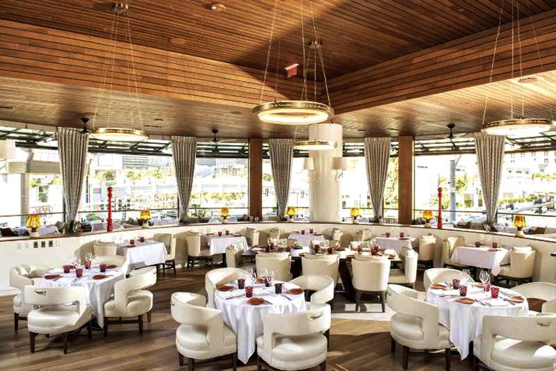 Innenbereich eines eleganten Restaurants im Cromwell Las Vegas Hotel & Casino mit weißen Tischen und Stühlen.