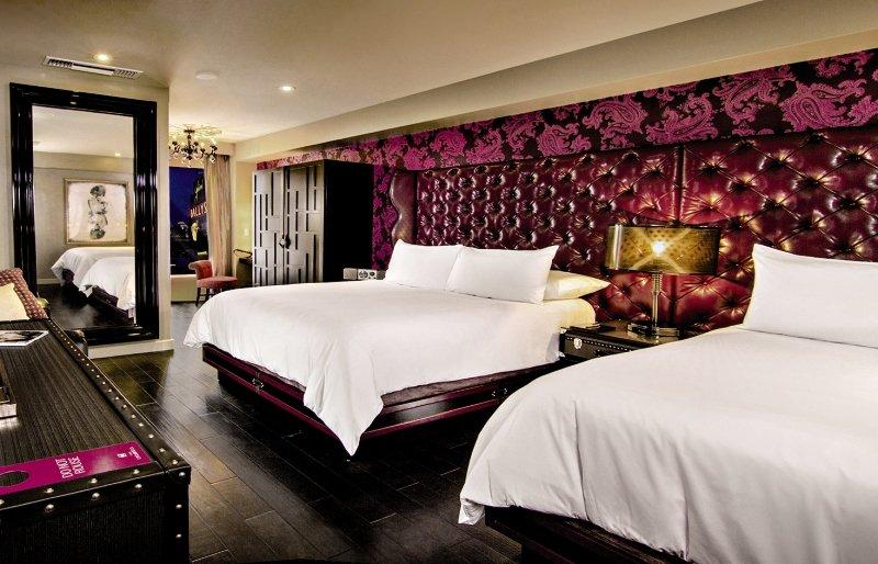 Doppelbettzimmer im The Cromwell Las Vegas Hotel & Casino mit roten Kopfteilen und weißen Laken.