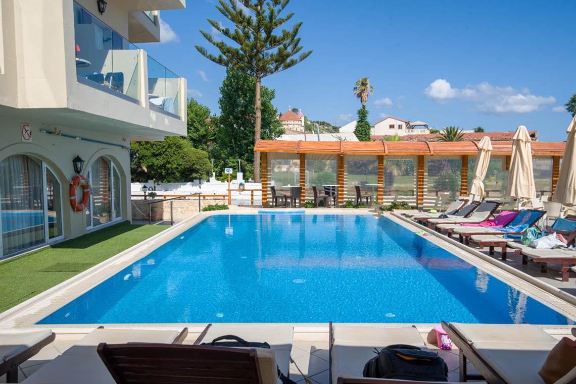 Pool- und Loungebereich des Kalyves Beach Hotels im Freien.
