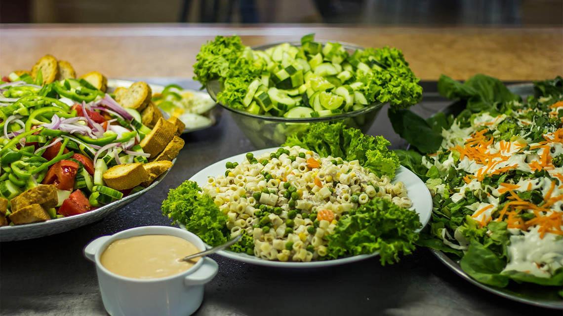 Essen im Kalyves Beach Hotel, verschiedene Salate, Nudelauflauf und Dip.