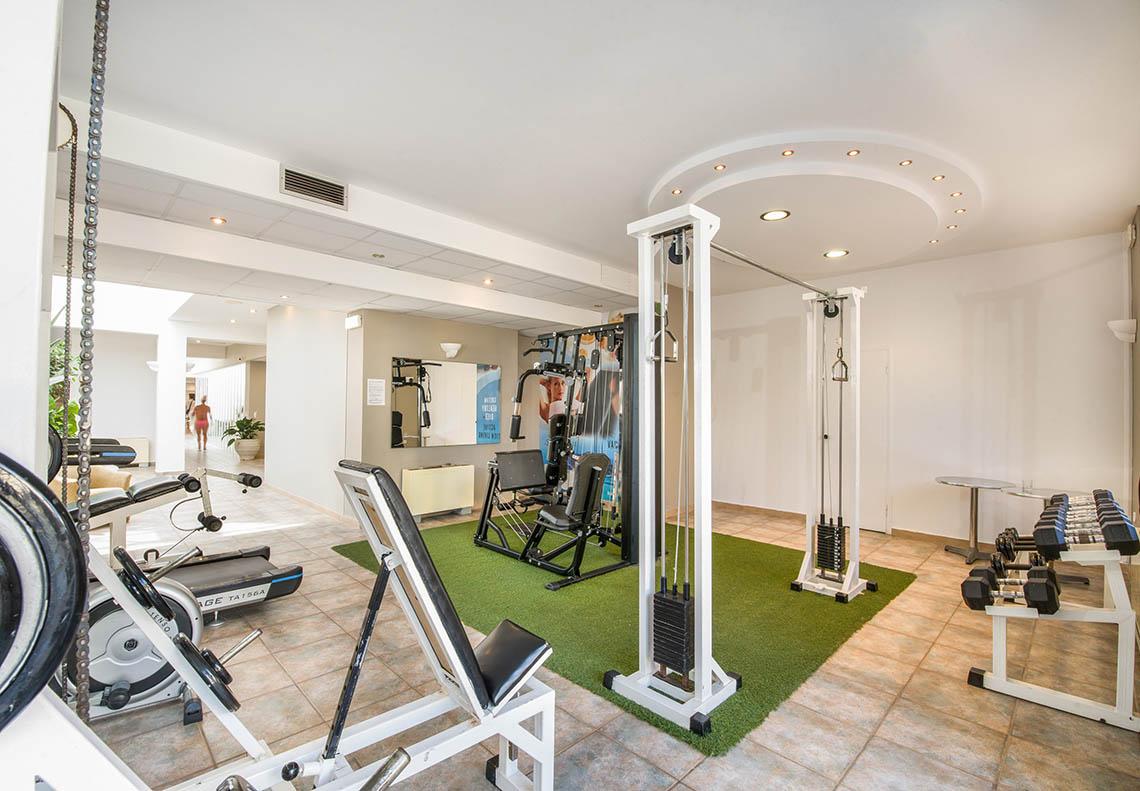 Fitnesscenter im Kalyves Beach Hotel mit verschiedenen Trainingsgeräten.