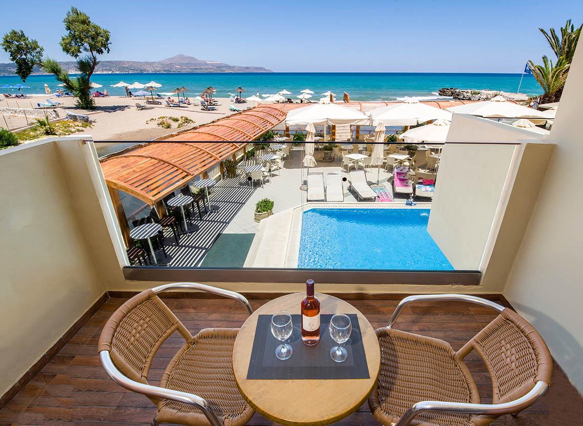 Terrasse mit Blick auf den Kalyves Strand und das Meer vom Kalyves Beach Hotel.