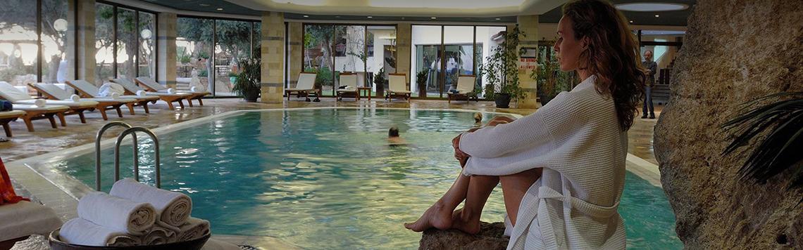 Frau im Bademantel am Poolbereich des Coral Beach Hotel & Resorts