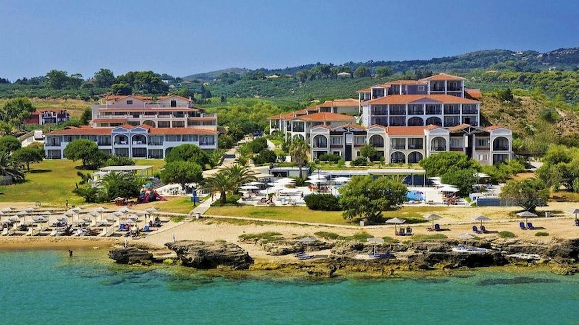 Außenansicht des Bay Hotel & Suites Resorts mit Gebäuden, Stränden und Swimmingpools.