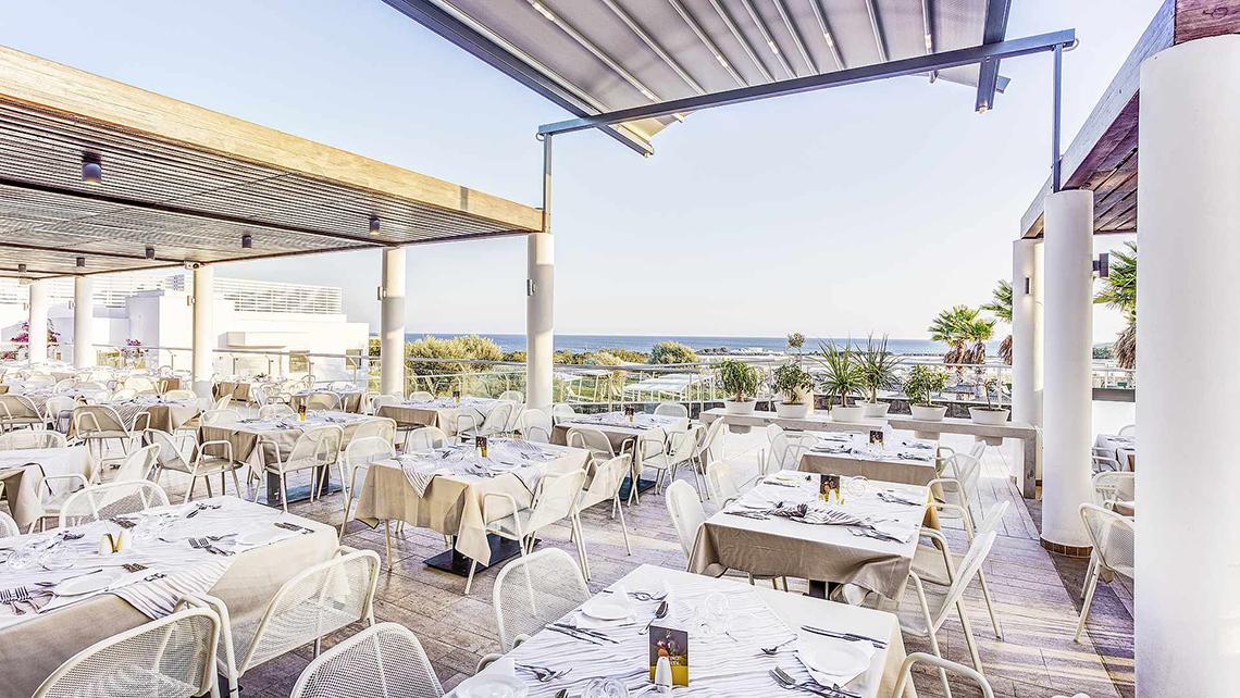 Club Plimmiri Hotel Terrasse mit Blick auf das Meer