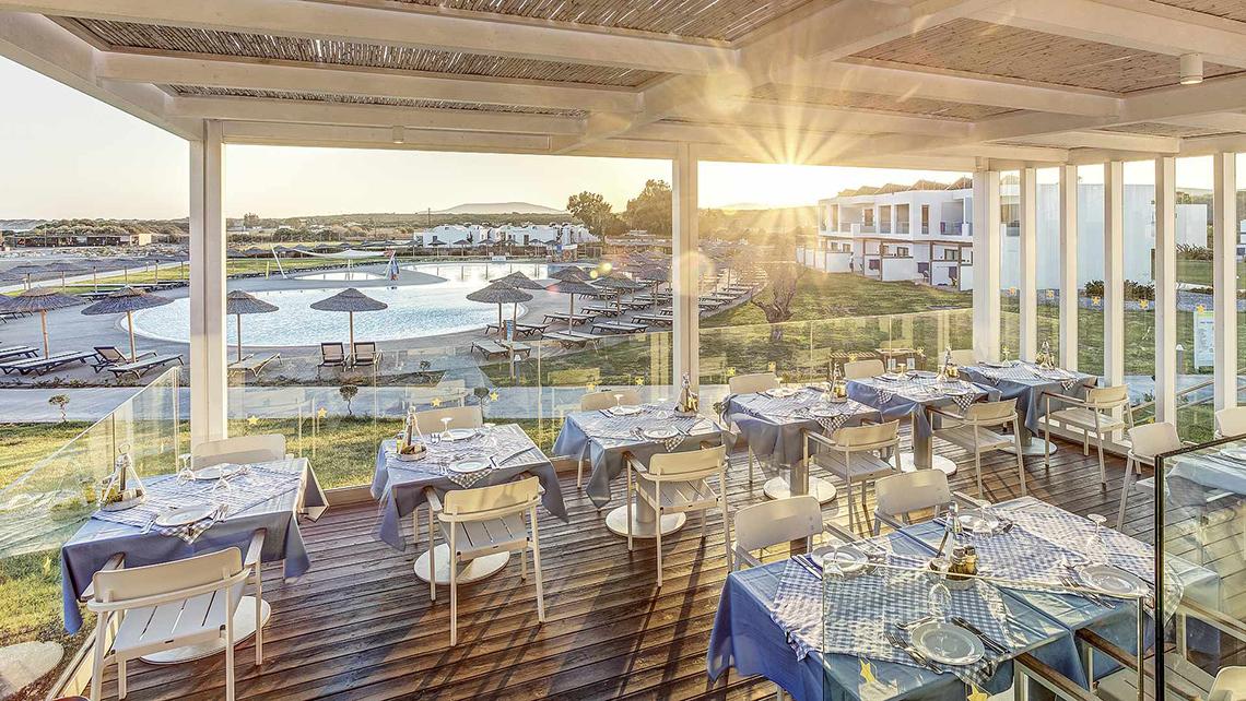 Außenterrasse des Club Plimmiri Hotels mit Blick auf den Pool und die Landschaft