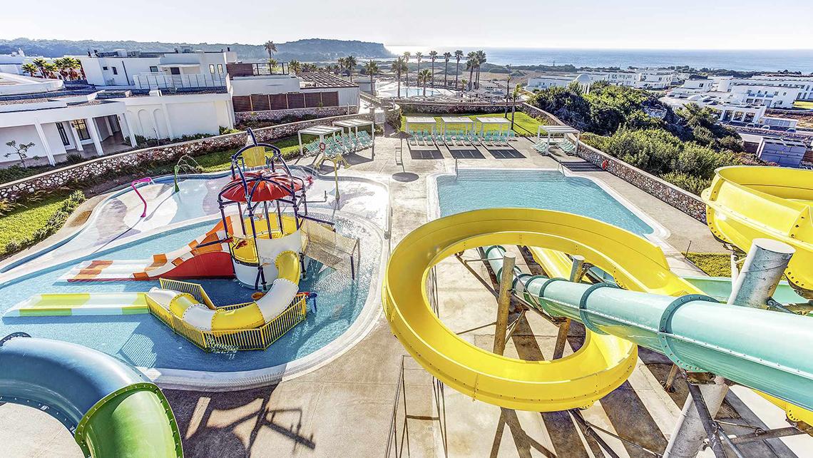Luftaufnahme des Wasserparks im Club Plimmiri Hotel mit Wasserrutschen und Pools.