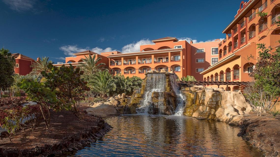 Außenansicht des Sheraton Fuerteventura Beach, Golf & Spa Resorts mit Wasserfall im Vordergrund