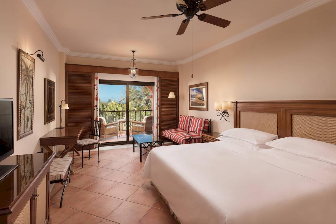 Schlafzimmer im Sheraton Fuerteventura Beach, Golf & Spa Resort mit Terrassenzugang