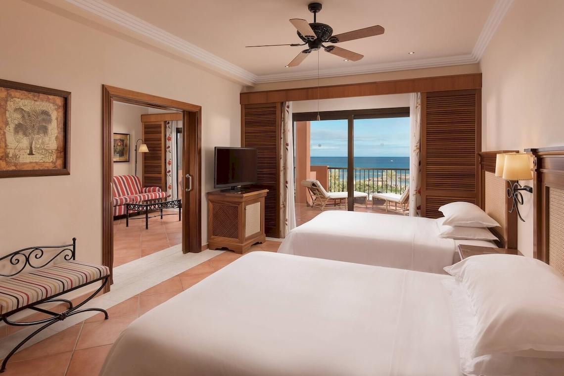 Schlafzimmer im Sheraton Fuerteventura Beach, Golf & Spa Resort mit Meerblick