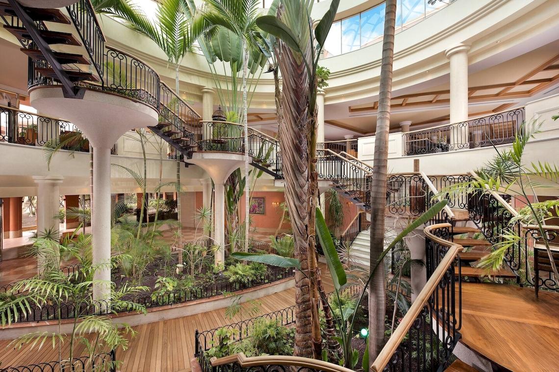 Lobby des Sheraton Fuerteventura Beach, Golf & Spa Resorts mit Treppen und Pflanzen