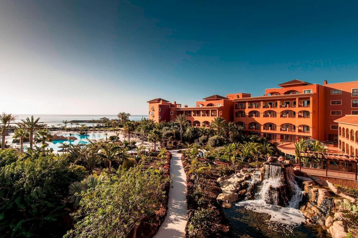 Außenansicht des Sheraton Fuerteventura Beach, Golf & Spa Resorts mit Pool und Wasserfall