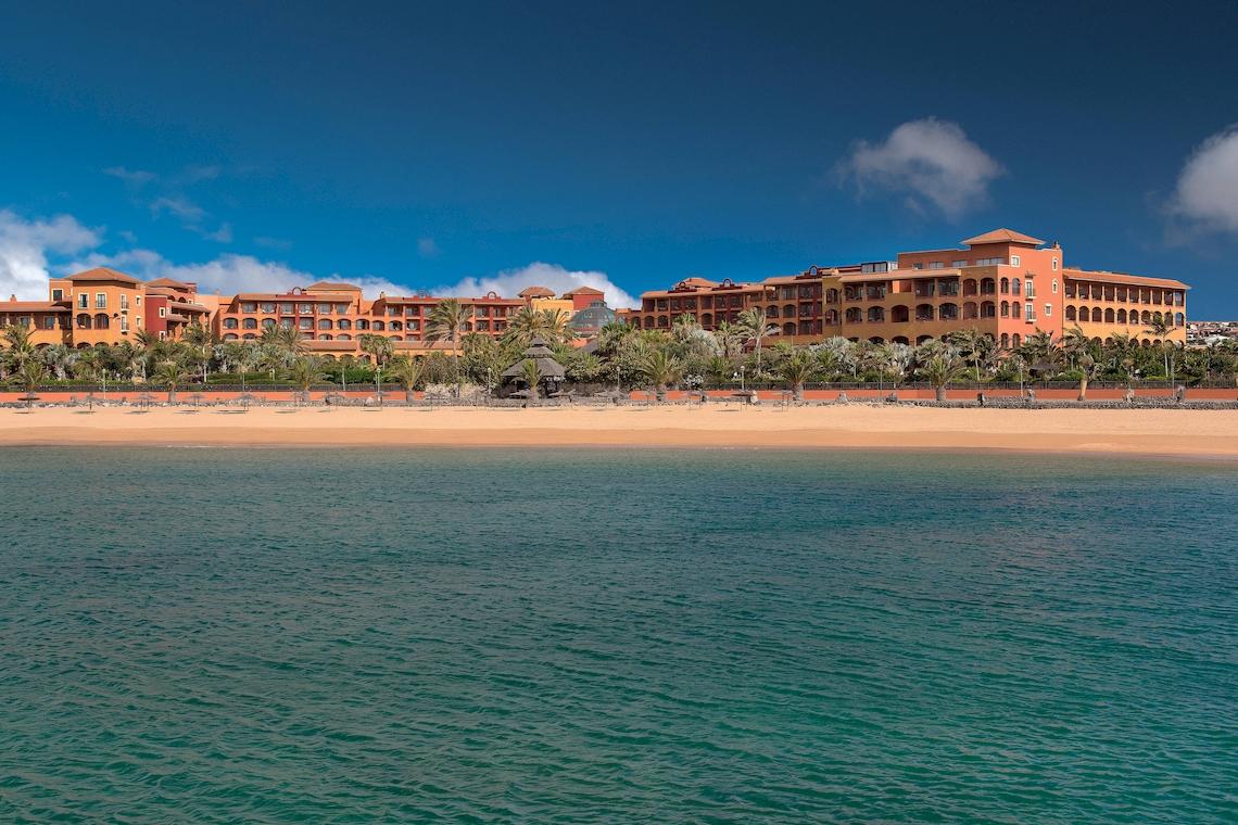 Außenansicht des Sheraton Fuerteventura Beach, Golf & Spa Resorts am Strand