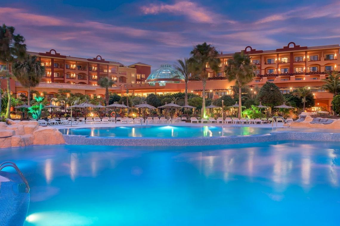 Außenpool des Sheraton Fuerteventura Beach, Golf & Spa Resorts bei Nacht