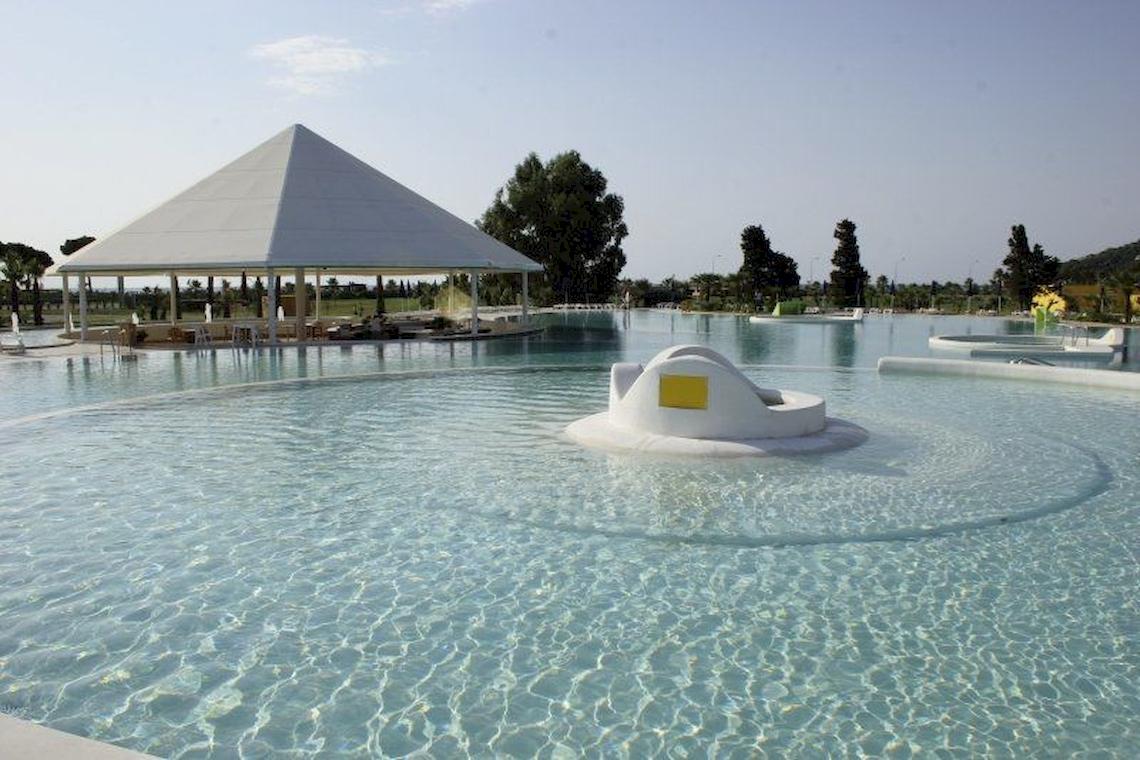 Außenpool des Club Esse Sunbeach Village mit einer kleinen Rutsche und einem Pavillon.