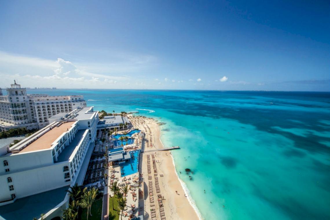 Luftaufnahme des Riu Cancun Hotels mit Strand und blauem Meer im Hintergrund
