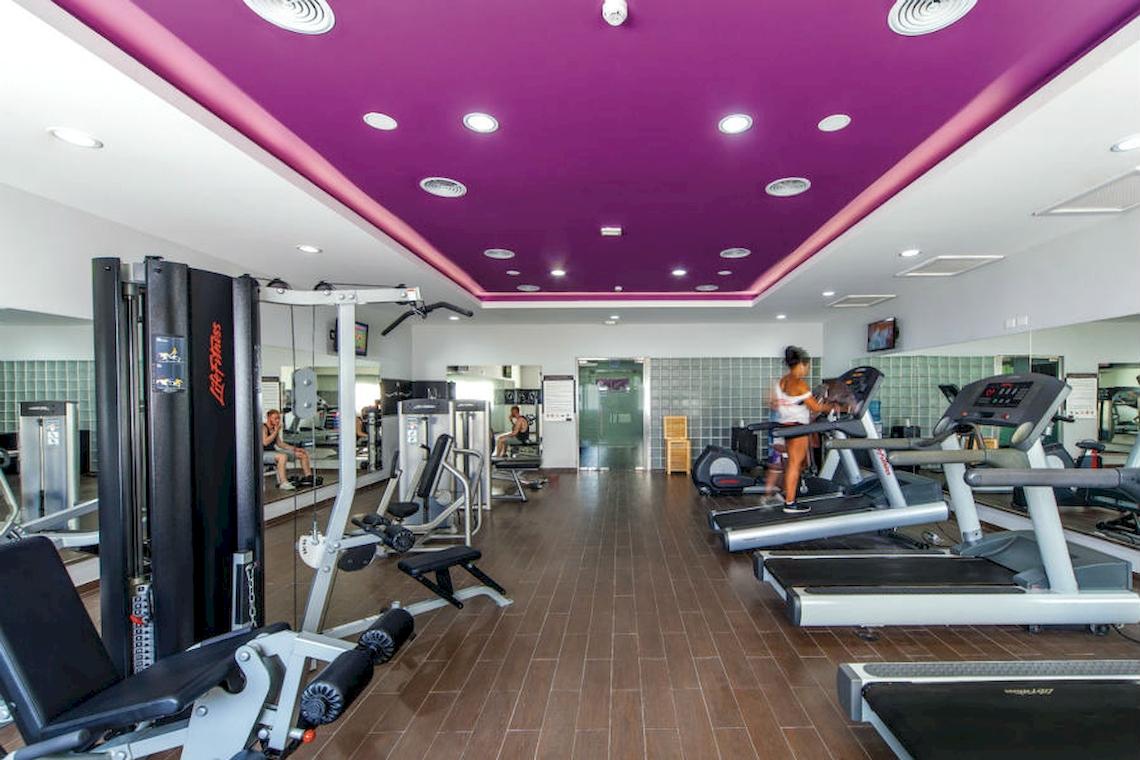 Fitnessstudio im Riu Cancun Hotel mit Laufband und anderen Trainingsgeräten