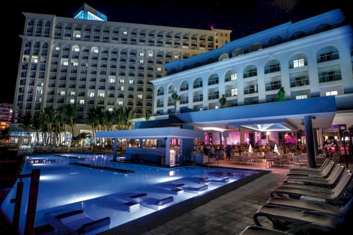 Nachtansicht des Swimmingpools und der Bar im Riu Cancun Hotel
