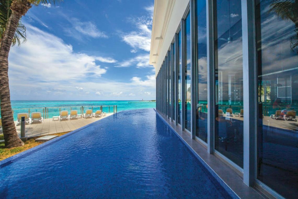 Infinity-Pool des Riu Cancun Hotels mit Blick auf den Ozean