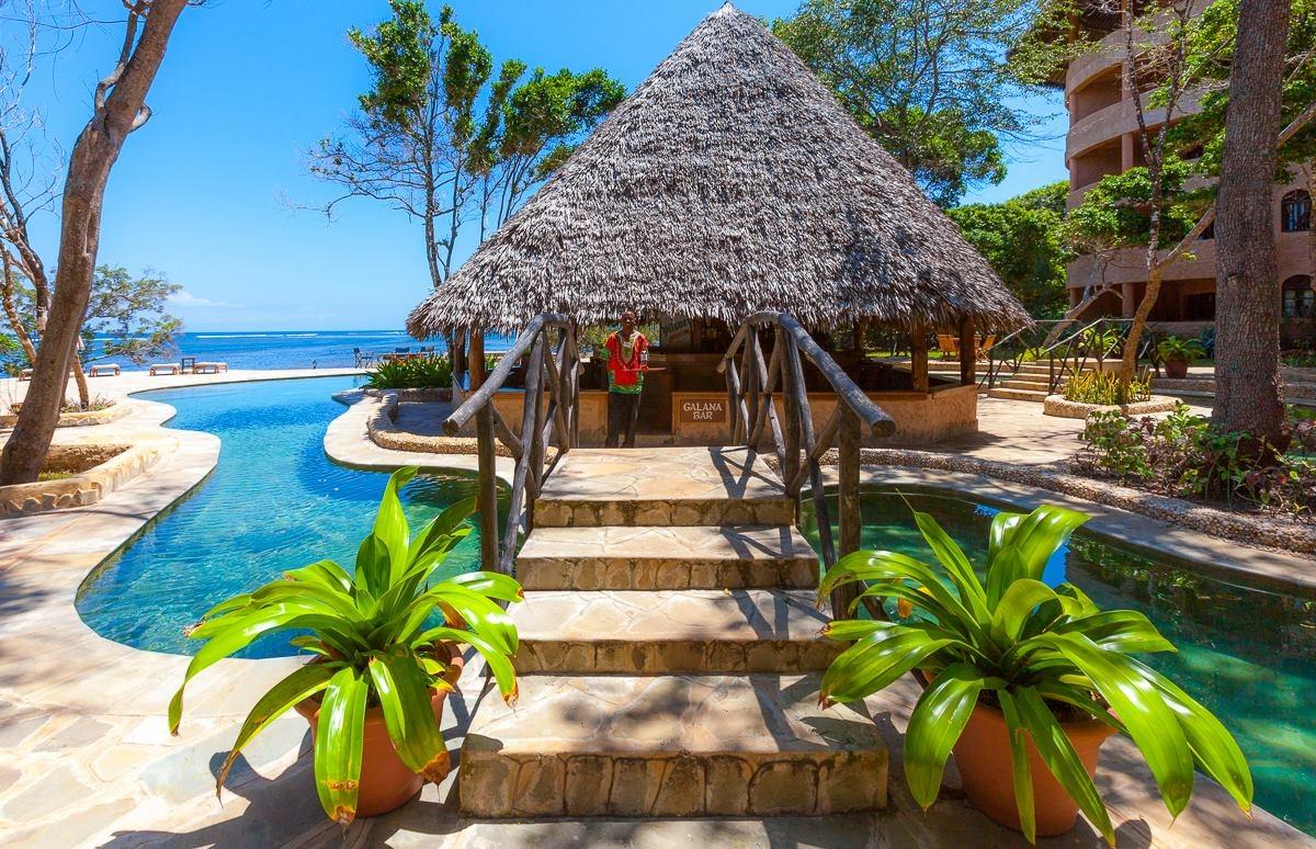 Gala Bar am Pool im Sands at Chale Island Resort mit einer Person in traditioneller Kleidung