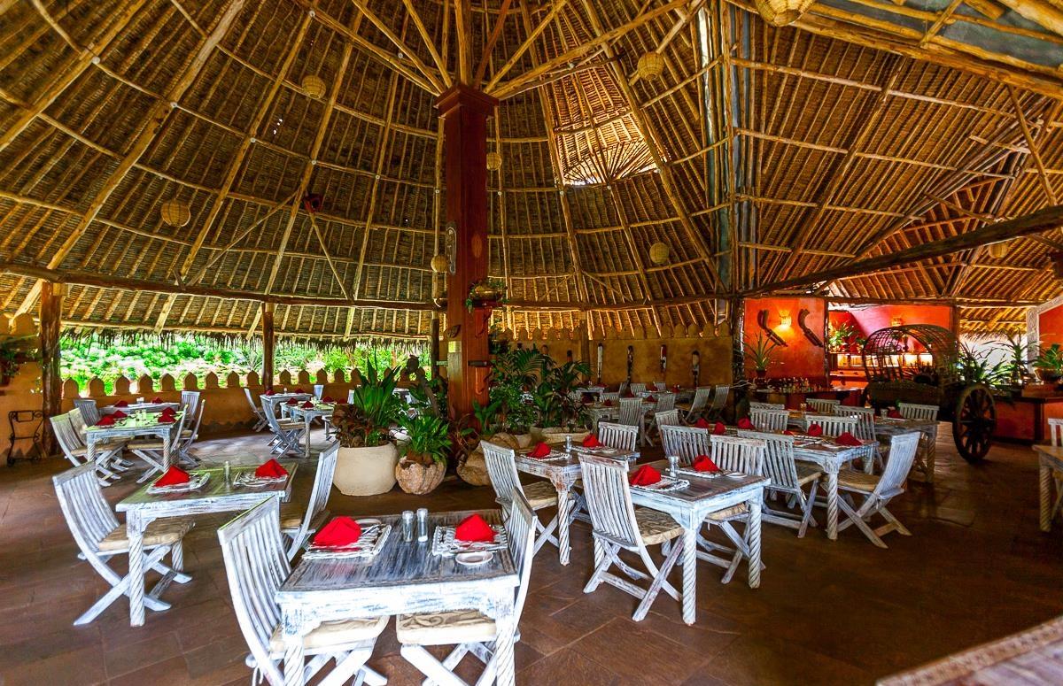 Innenbereich des Restaurants im Sands at Chale Island Resort mit hölzernem Dach und geometrischen Mustern.