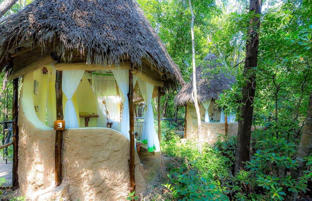 Sands at Chale Island Resort Bungalow im Wald mit Strohdach und Nummer 3