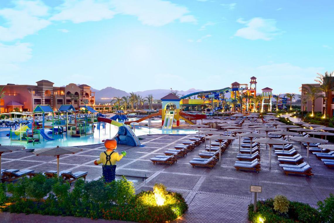 Charmillion Club Aqua Park Wasserpark mit Rutschen und Liegen