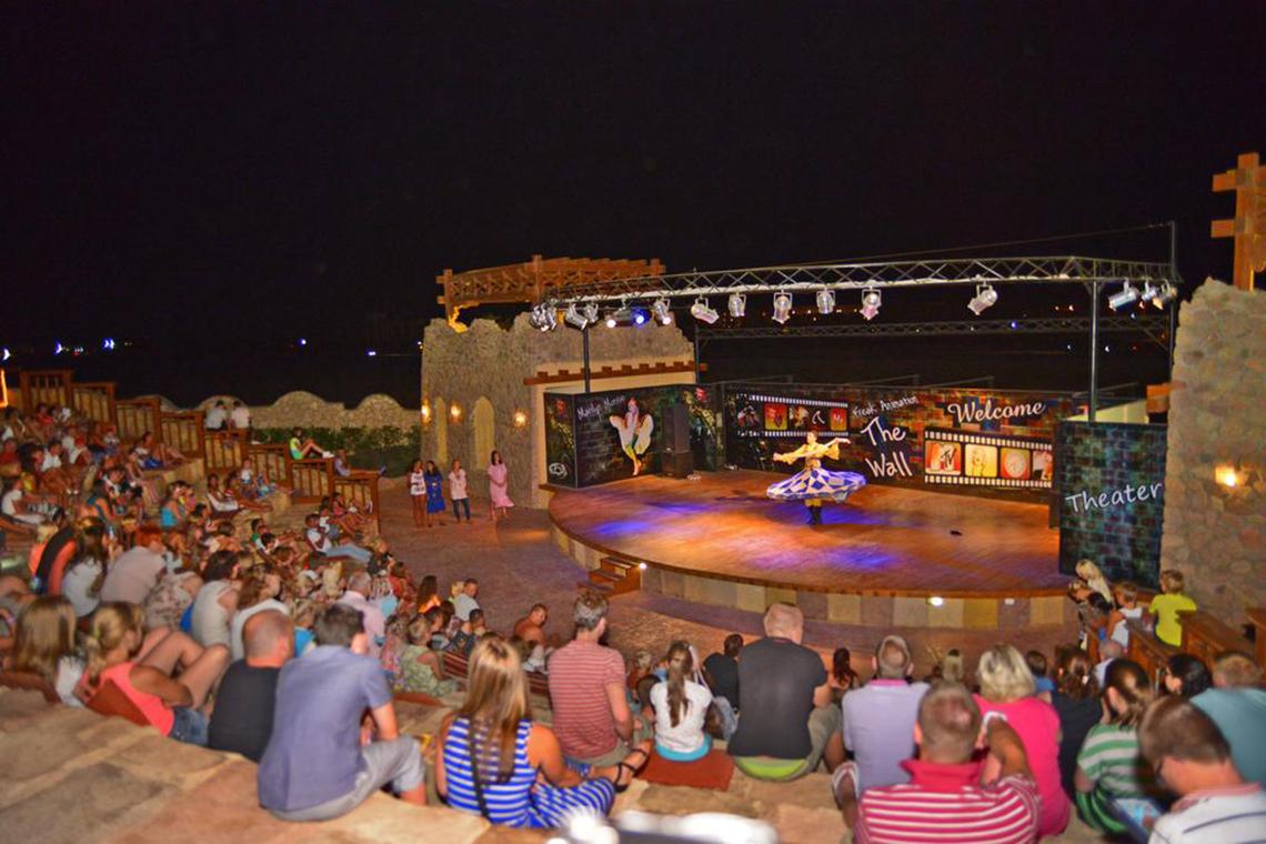 Charmillion Club Aqua Park Abendshow mit vielen Zuschauern