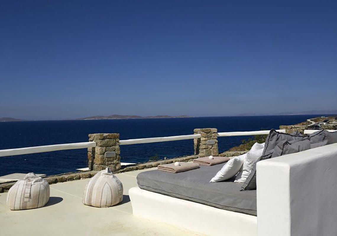 Terrasse des Rocabella Mykonos Art Hotel mit Blick auf das Meer.
