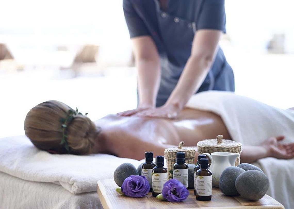 Massage im Rocabella Mykonos Art Hotel & Spa mit ätherischen Ölen und Steinen