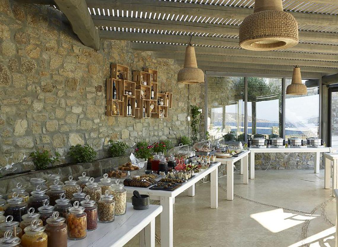 Buffetbereich im Rocabella Mykonos Art Hotel mit vielen Gerichten und Blick auf das Meer.