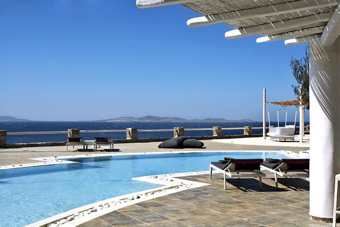 Poolbereich des Rocabella Mykonos Art Hotel mit Blick auf das Meer.