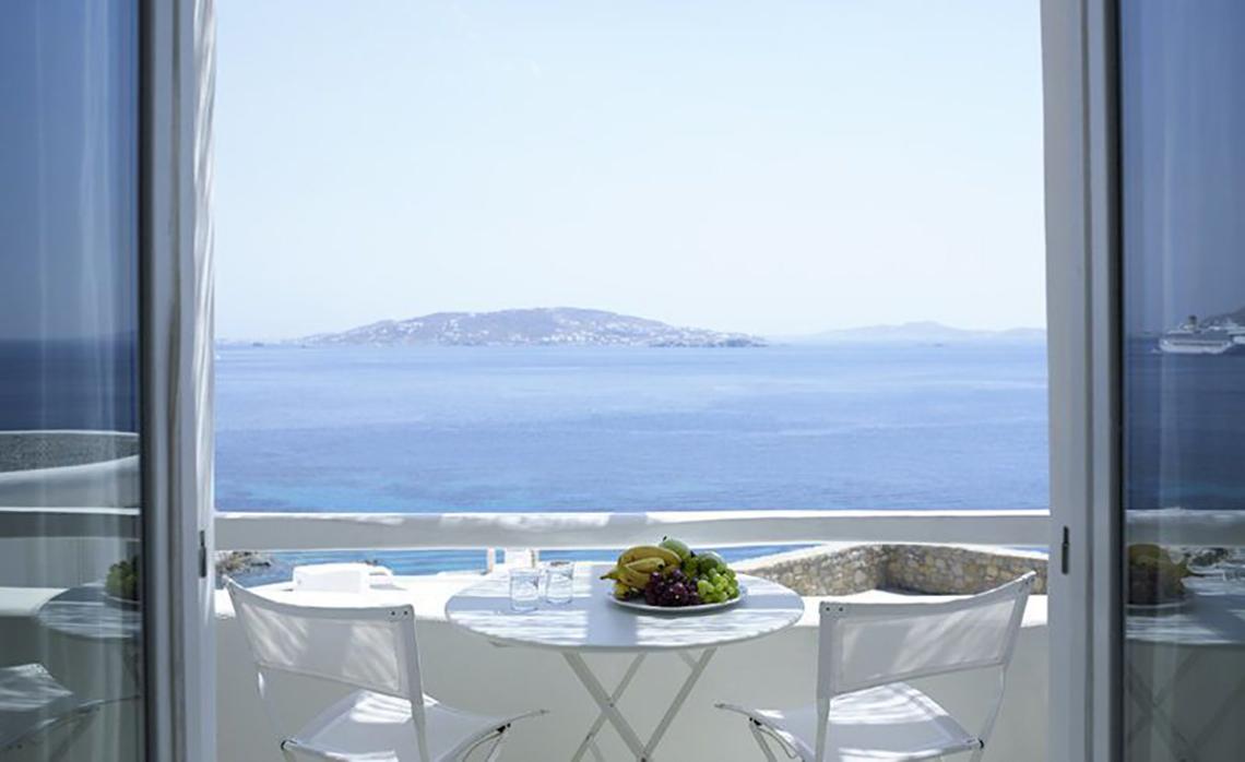 Blick von der Balkon des Rocabella Mykonos Art Hotel auf das Meer.