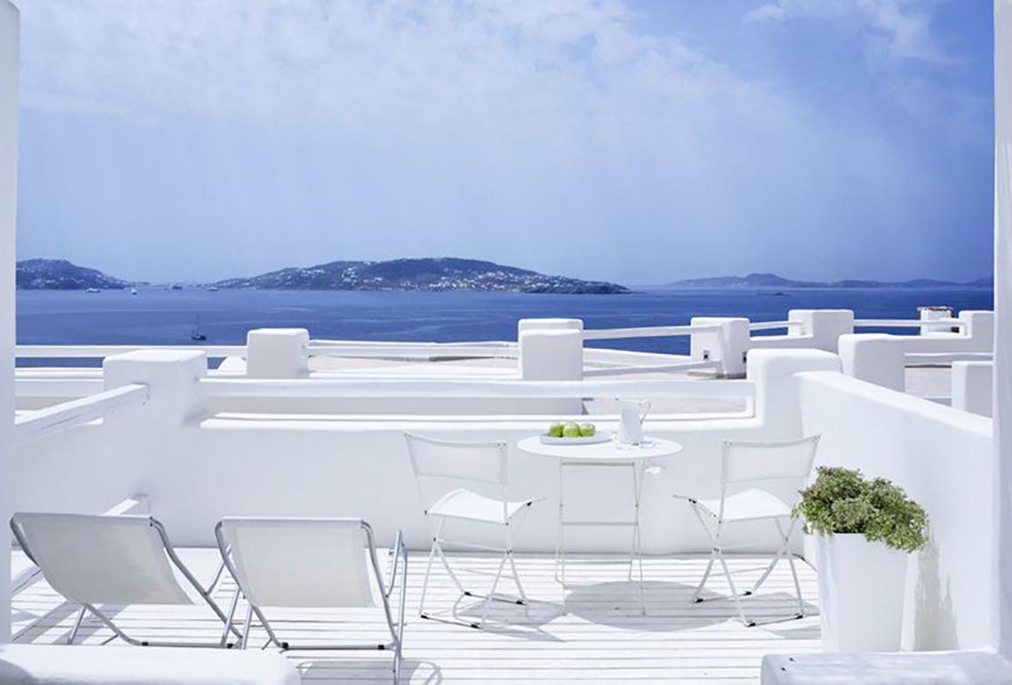 Balkon des Rocabella Mykonos Art Hotel mit Blick auf das Meer und Inseln.