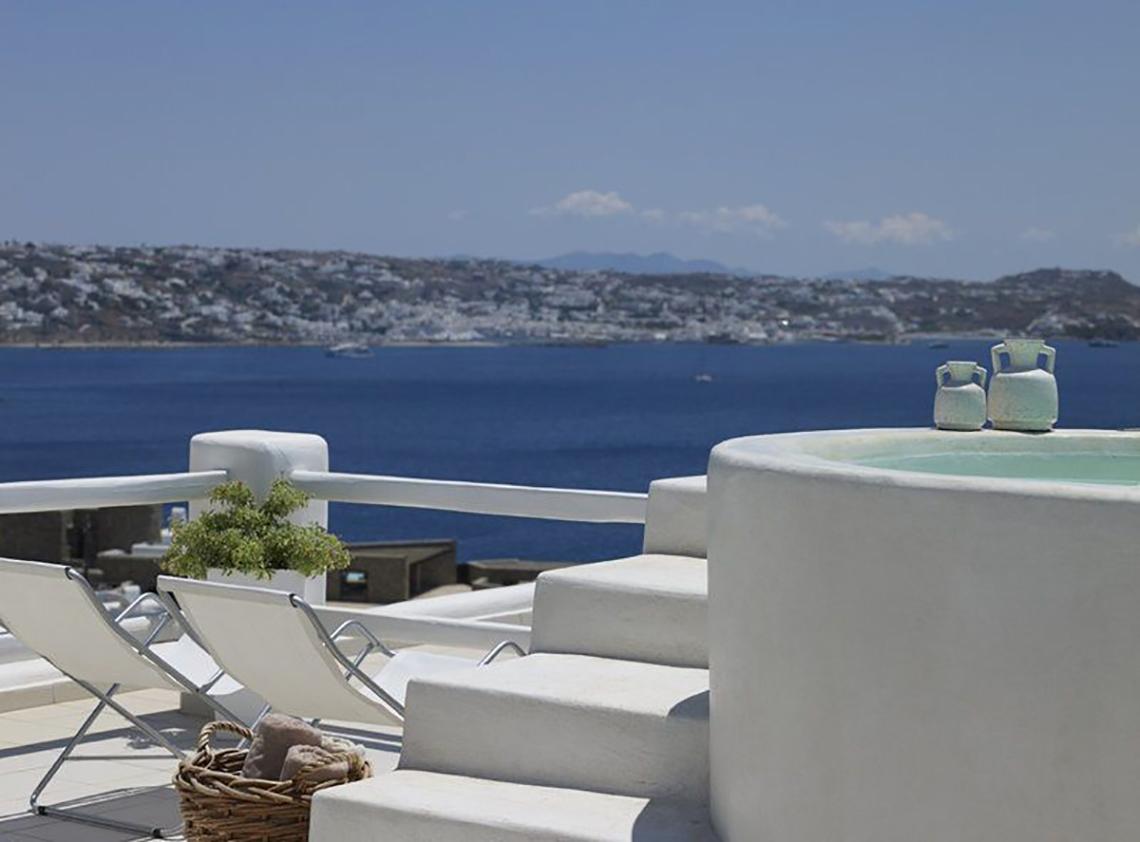 Terrasse des Rocabella Mykonos Art Hotel & Spa mit Whirlpool und Meerblick